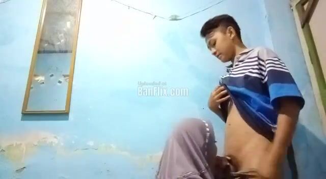 Real Teacher gives a blowjob to a 19 yo student