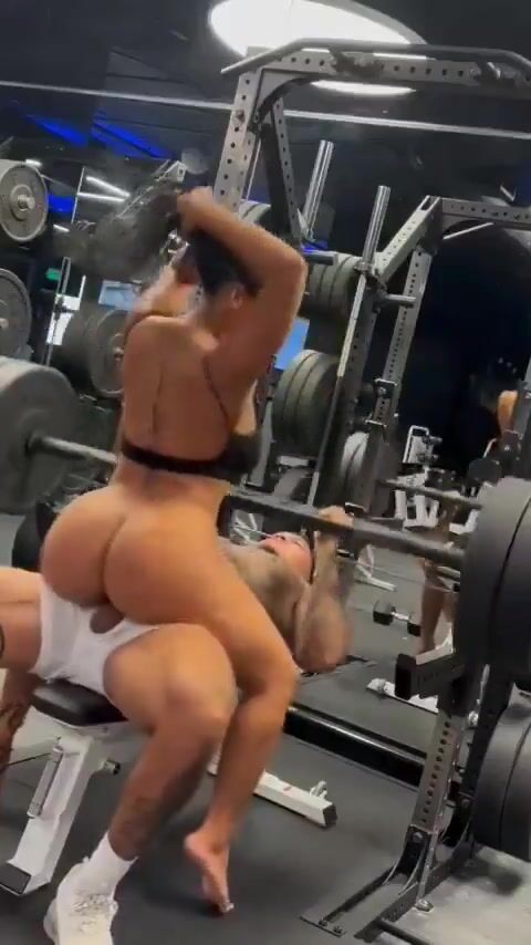Pretty girl riding a jacked guy while hes benching 100 kgs