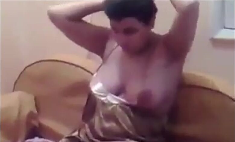 Saudi horny whore stripped by her younger client